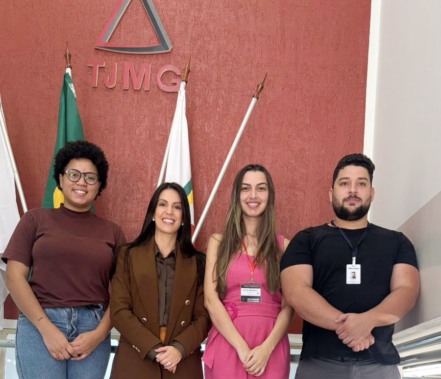 Dra. Júlia Morais entre sua equipe de gabinete, Milena (assessora), Layla (estagiária de pós-graduação) e Brian (assistente)