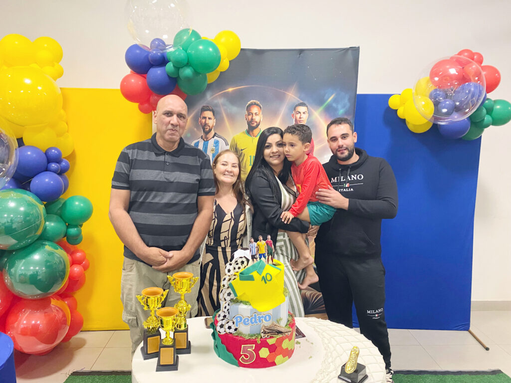 O aniversariante Pedro entre o vovô Washington, a vovó Ana Lúcia a mamãe Adriele e o papai Washington Junio