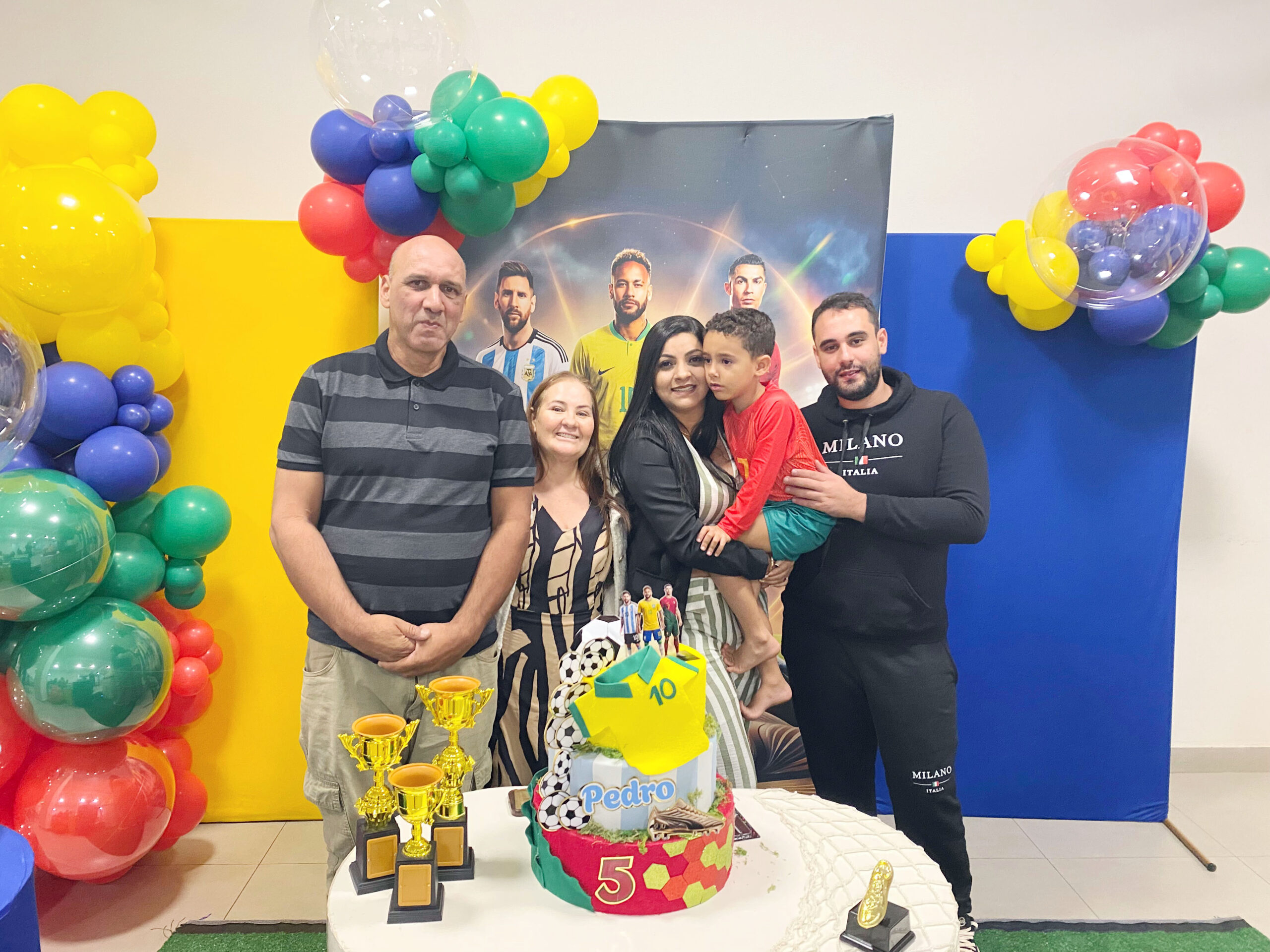 O aniversariante Pedro entre o vovô Washington, a vovó Ana Lúcia a mamãe Adriele e o papai Washington Junio