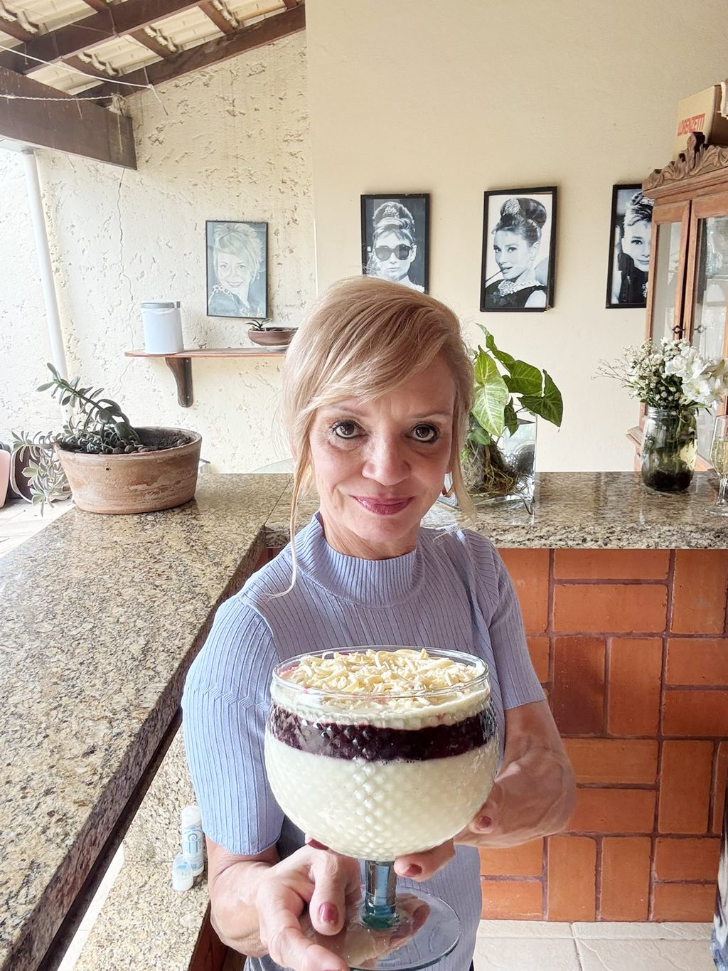 Mousse de Maracujá com geleia de frutas vermelhas e chocolate branco