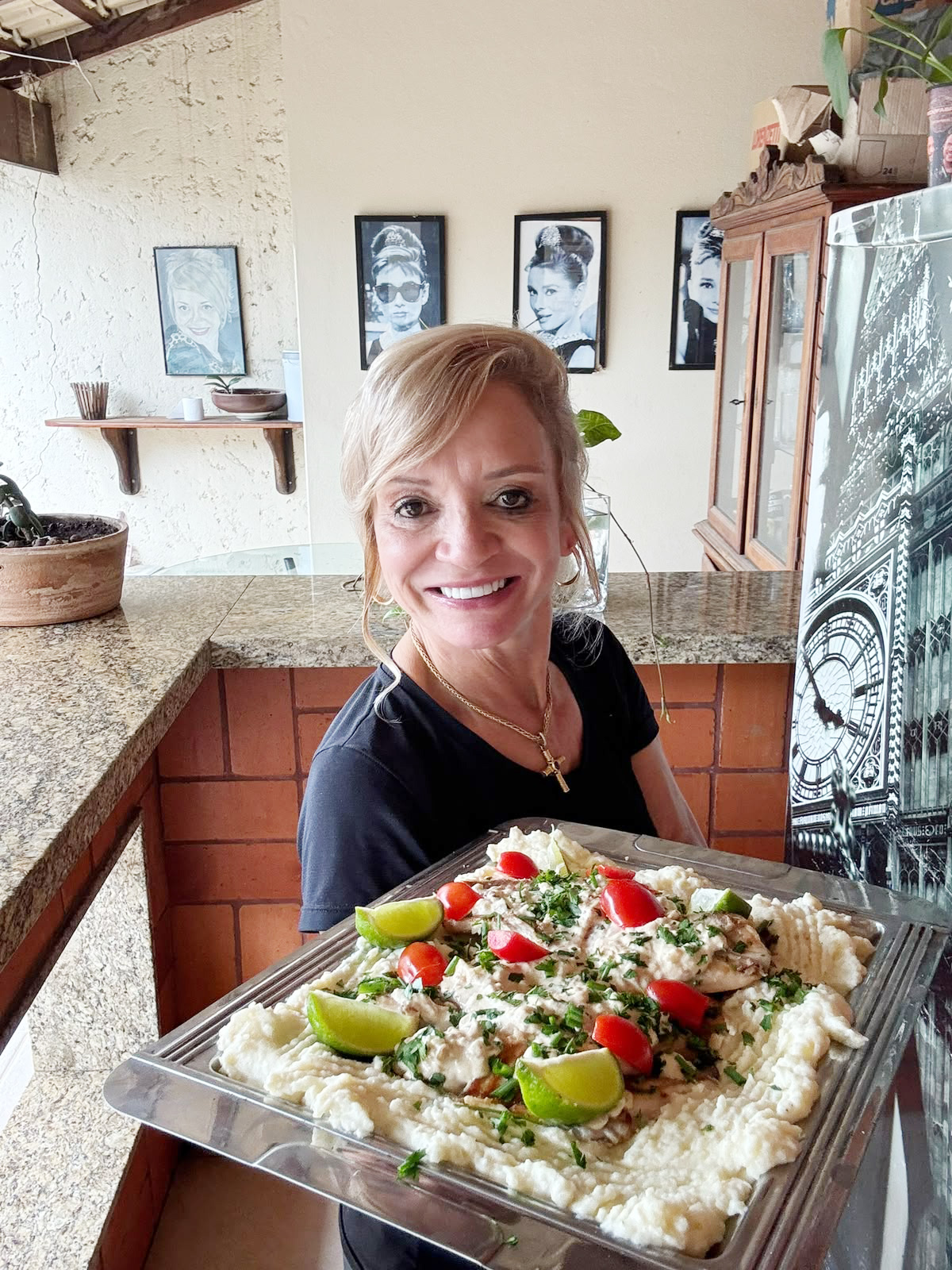 Filé de tilápia com purê de batata e molho cremoso de alho e limão